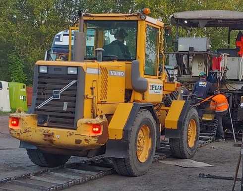 Hjullastare Volvo L50D, Vallavagnen PVTD-6 personalvagn "PEAB" på lastväxlarram, grönt maskinflak m.m. stulet i Österhaninge söder om Stockholm